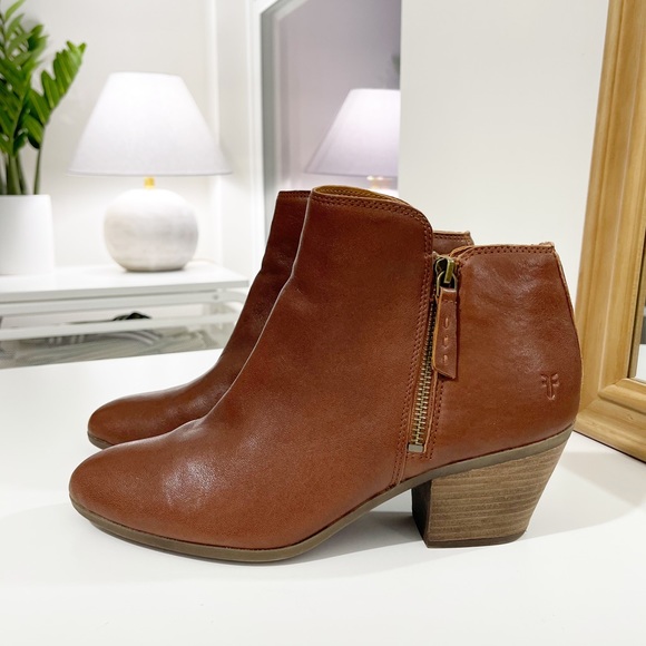 FRYE womens Carson leather brown ankle boots booties weekend travel comfortable